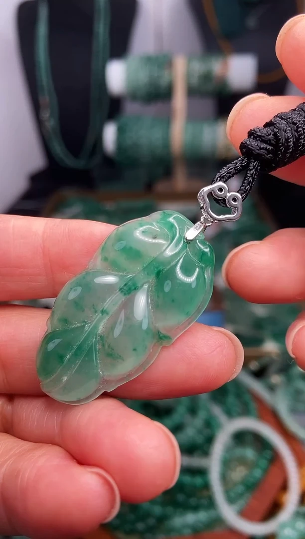 颈饰未镶嵌石英质玉（非洲翠）叶子