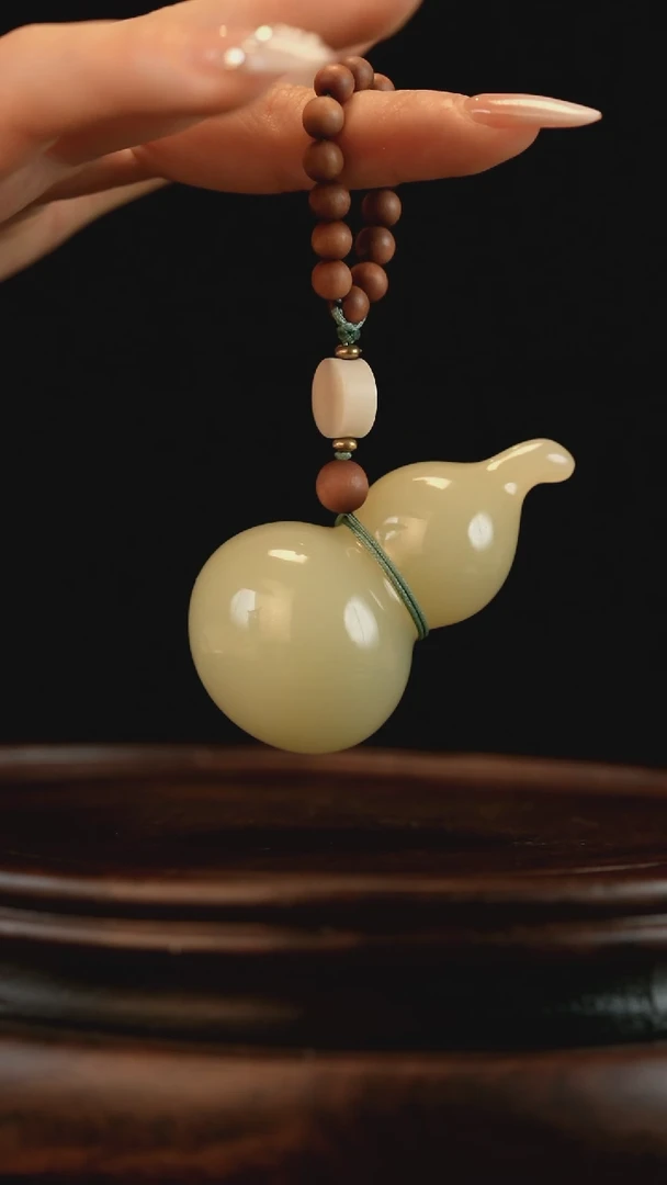 云南石竹叶青雕刻：手捻福禄