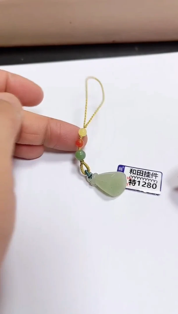 颈饰未镶嵌和田玉农**姐挂件