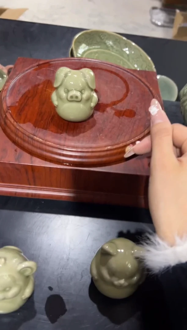 耀州窑青瓷小猪摆件