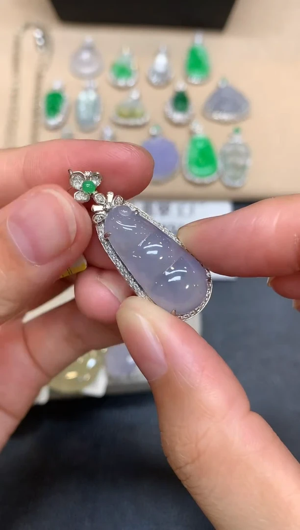 颈饰18K金镶嵌翡翠福豆【无服务费