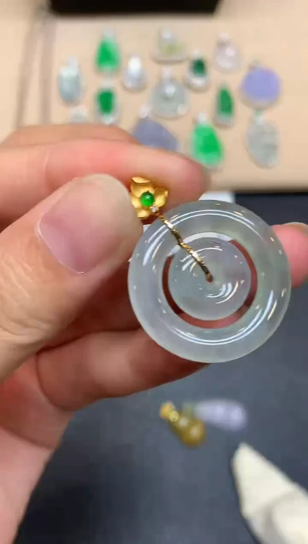 颈饰18K金镶嵌翡翠子母扣【无服务费