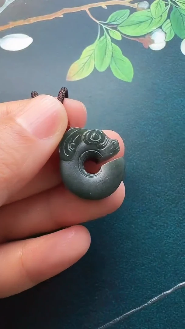 颈饰未镶嵌和田玉吊坠