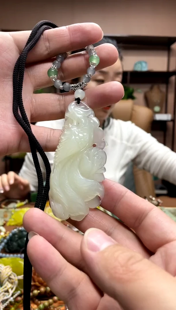 未镶嵌岫玉颈饰·