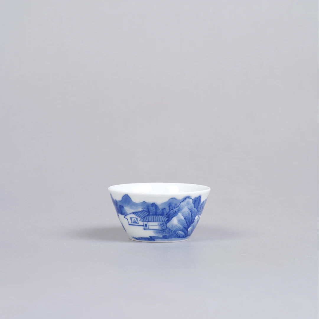 28贵和祥春山闲居图山水青花卧足杯