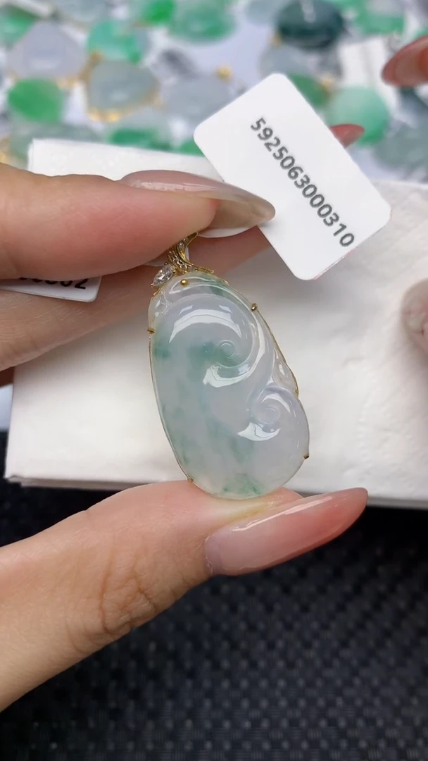 翡翠18K金镶嵌颈饰天然翡翠a货