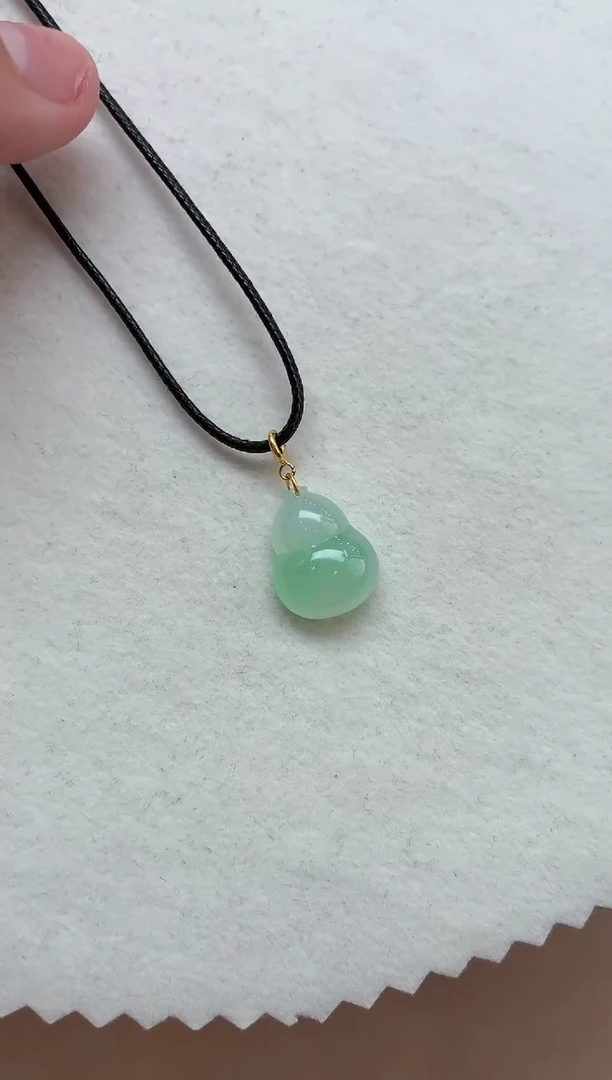 颈饰18K金镶嵌翡翠葫芦