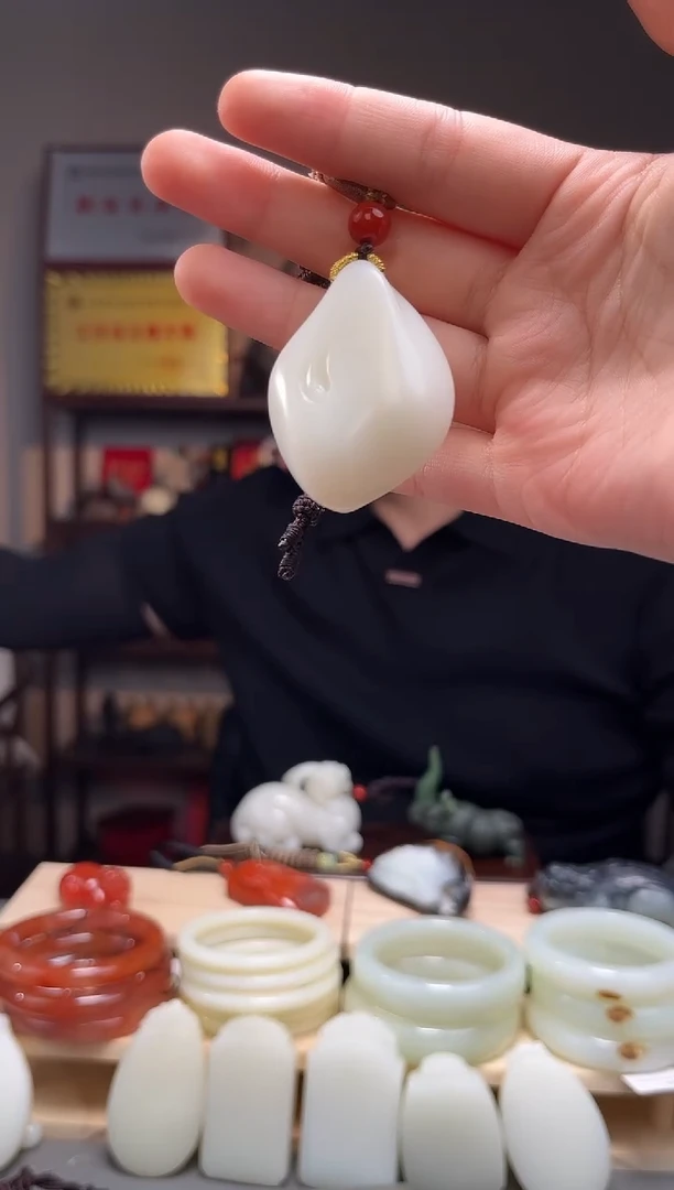 颈饰未镶嵌和田玉叶**柒吊坠