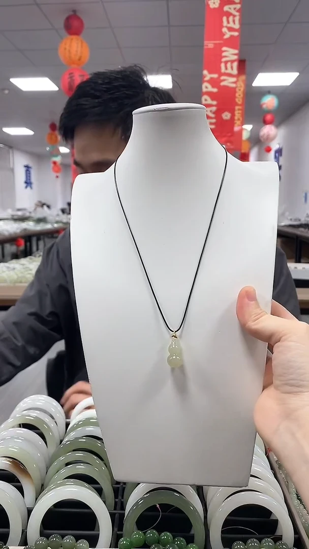 【闪购商品】和田玉颈饰18K金镶嵌葫芦吊坠一件