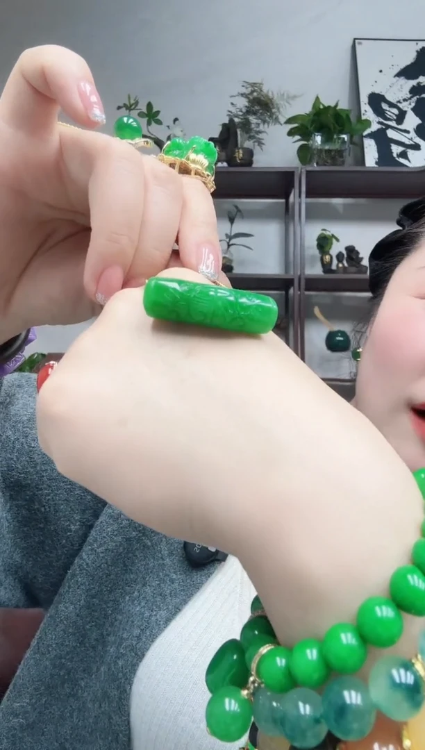 吊坠(赠链)未镶嵌翡翠弯管微笑吊坠