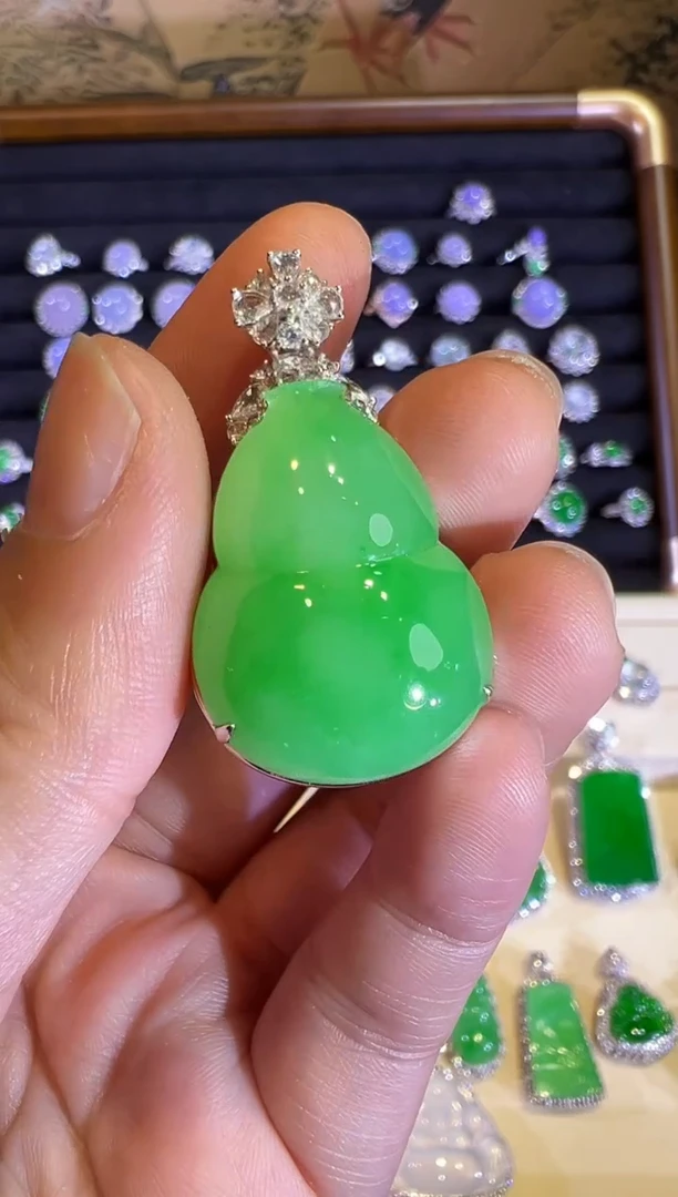 【闪购商品】翡翠吊坠(赠链)18K金镶嵌高冰阳绿葫芦吊坠