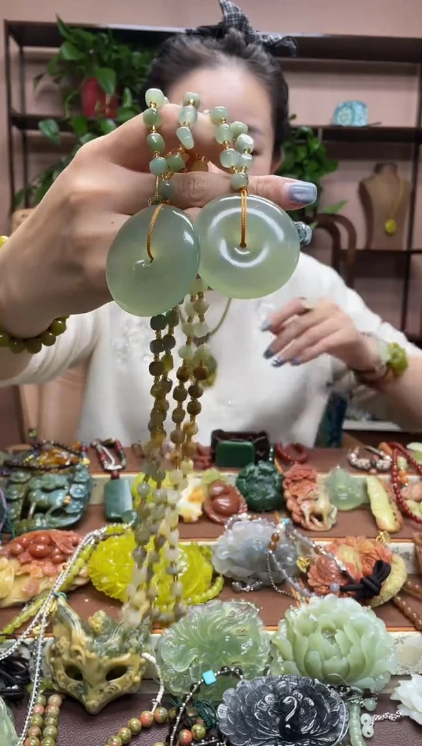 未镶嵌岫玉颈饰多样性发货发其中之一