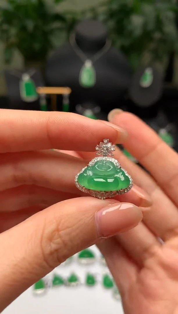 颈饰18K金镶嵌翡翠佛公