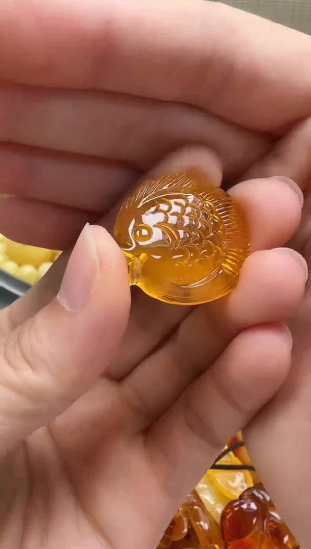 未镶嵌琥珀裸石如图