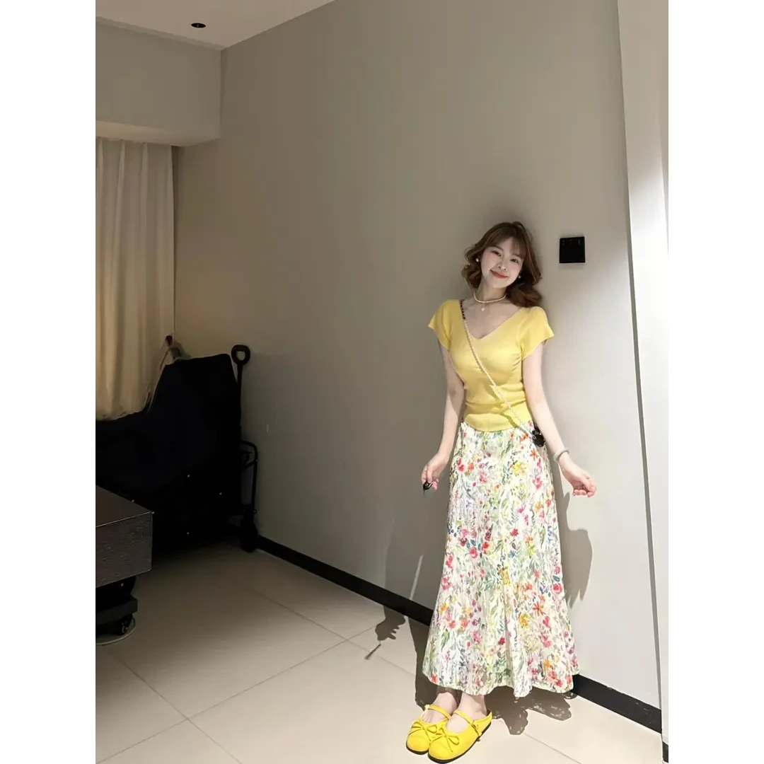 【蜜境切片】黄色V领针织短袖上衣女夏季高腰碎花半身裙两件套