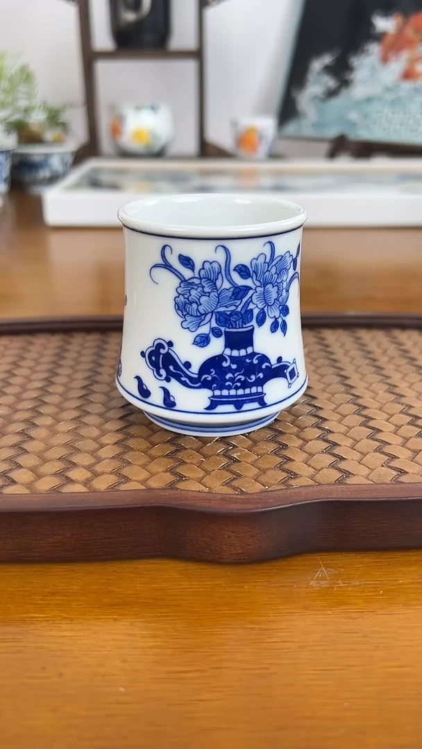 照夜白青花花卉收口杯