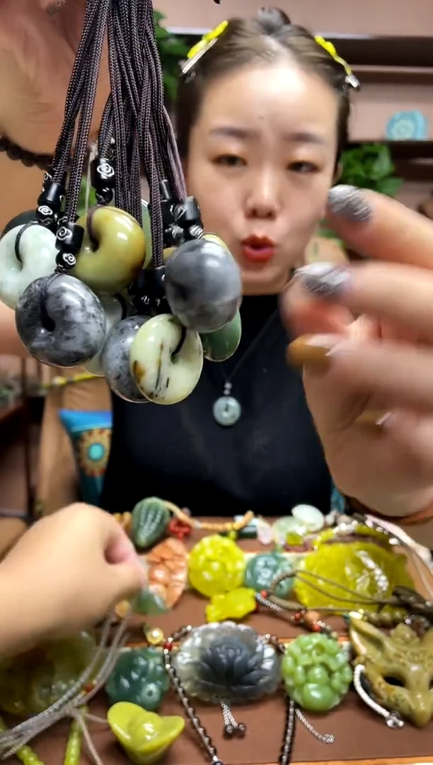 未镶嵌岫玉吊坠多样性发货发其中之一