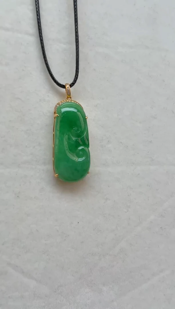 颈饰18K金镶嵌翡翠如意