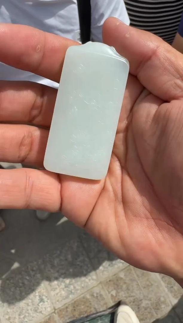 未镶嵌和田玉（糖玉）挂件和田玉