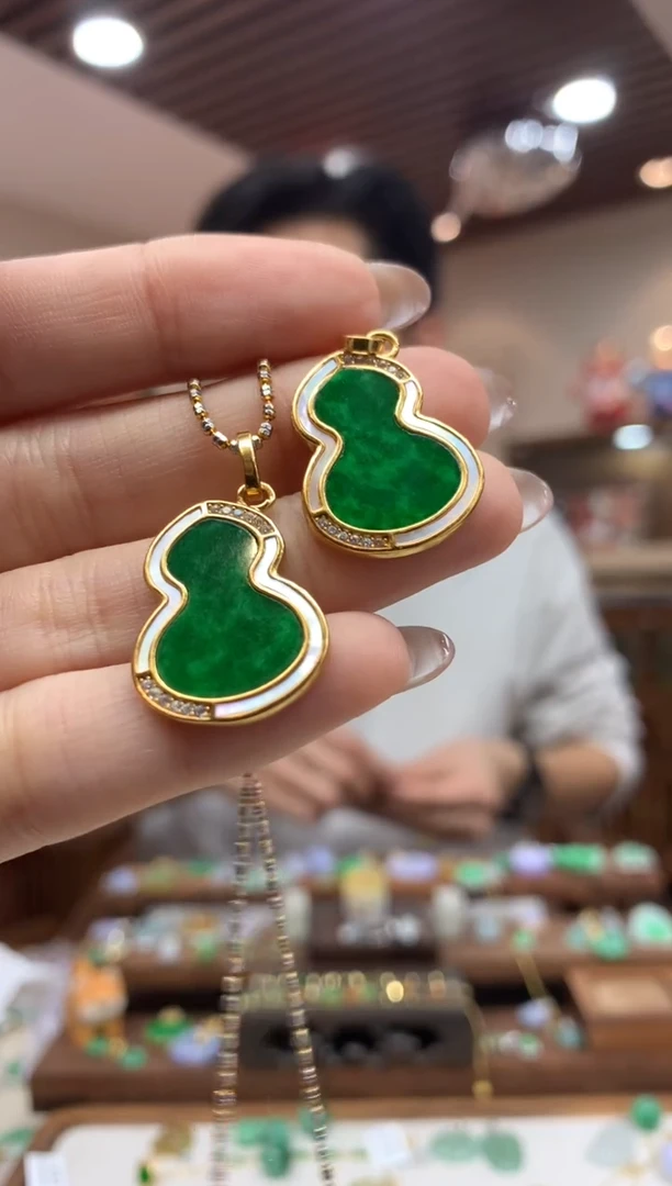 【闪购商品】翡翠吊坠(不含链)未镶嵌葫芦多样性发货1件