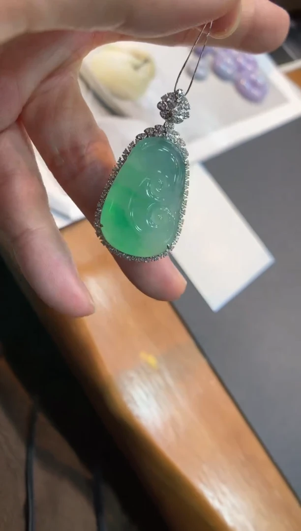 翡翠18K金镶嵌颈饰如意