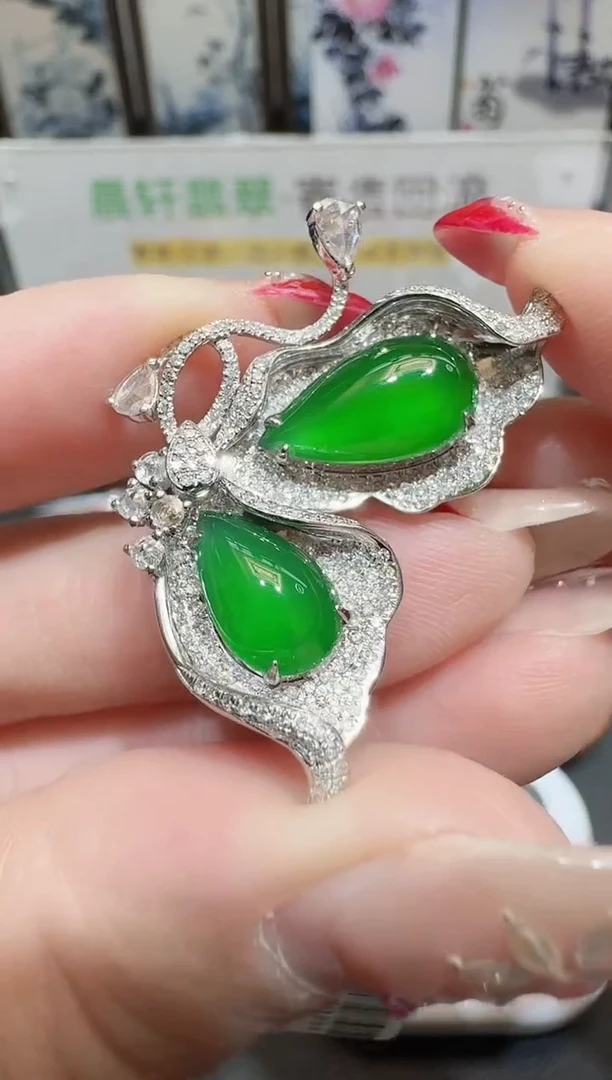 颈饰18K金镶嵌翡翠可**翅寄售回流，24小时鉴赏期