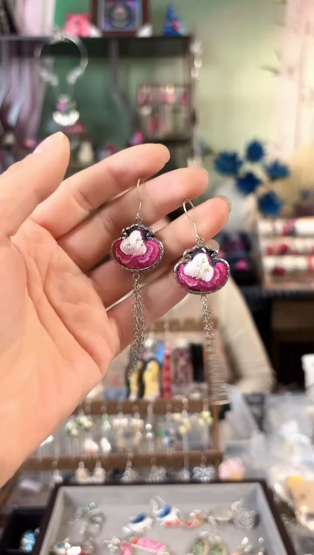 彩云南阁非遗老绣饰品661*