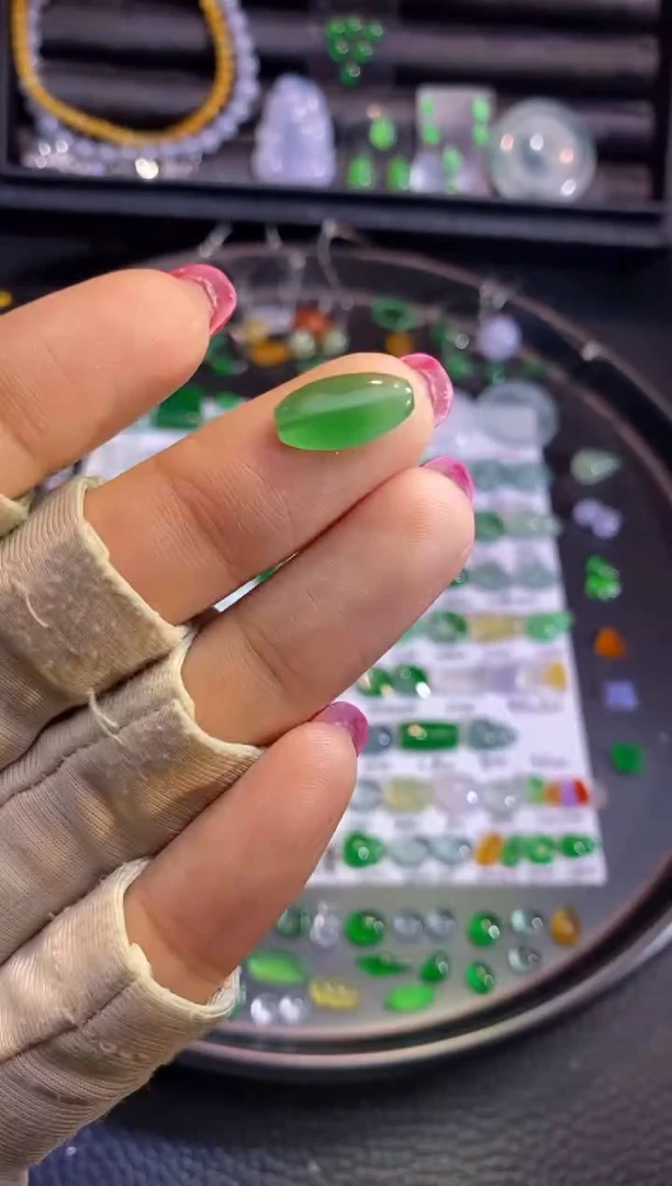 翡翠挂件未镶嵌珠