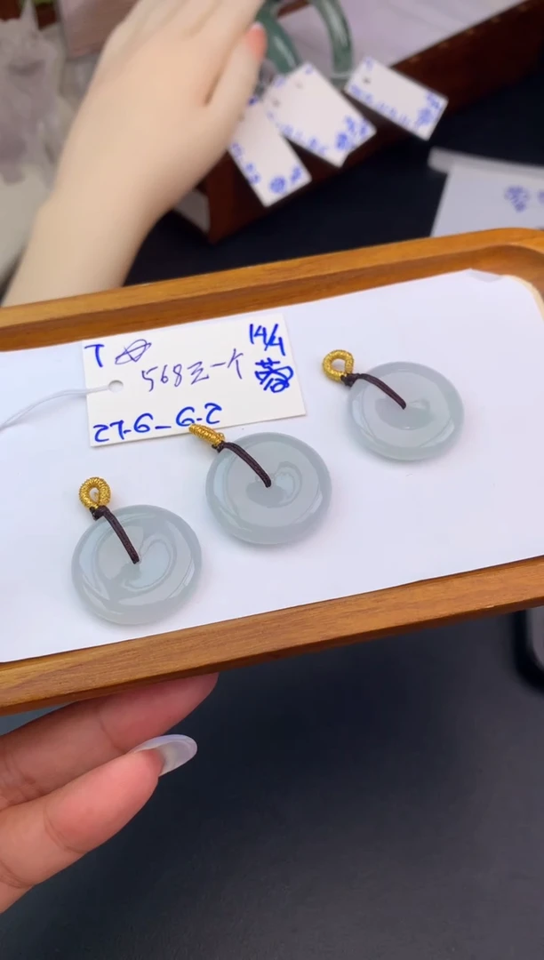 翡翠未镶嵌颈饰（多样性发货） 发其一