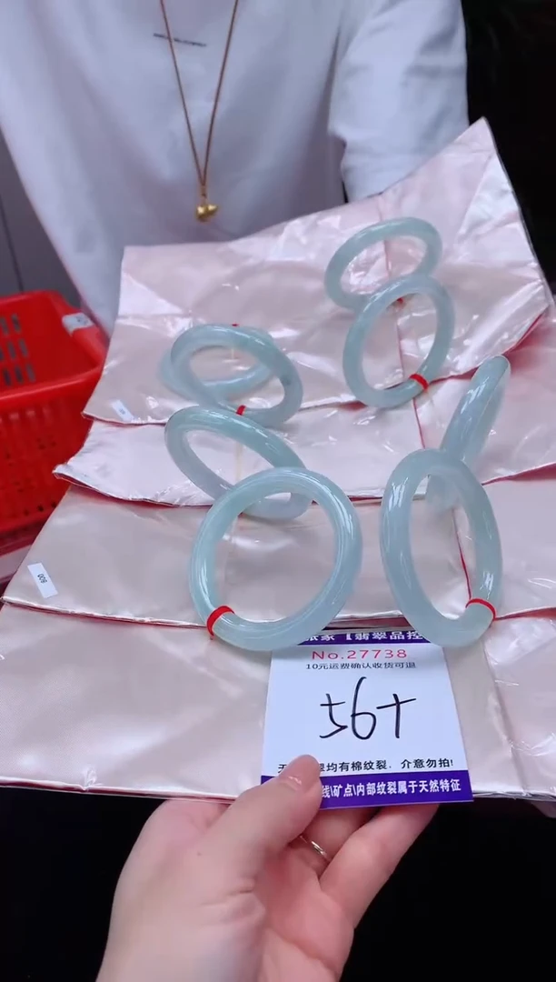 翡翠手镯未镶嵌多样性发货，只发其一