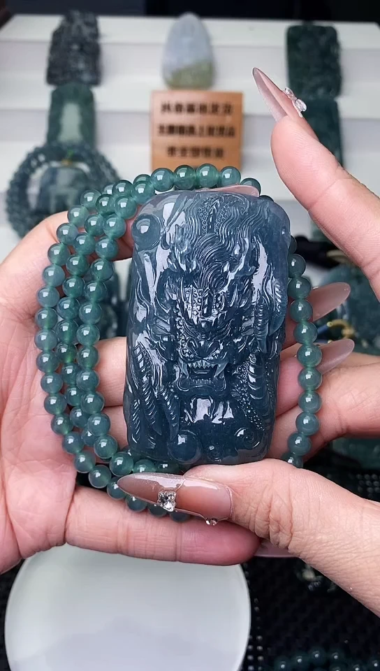 颈饰未镶嵌翡翠