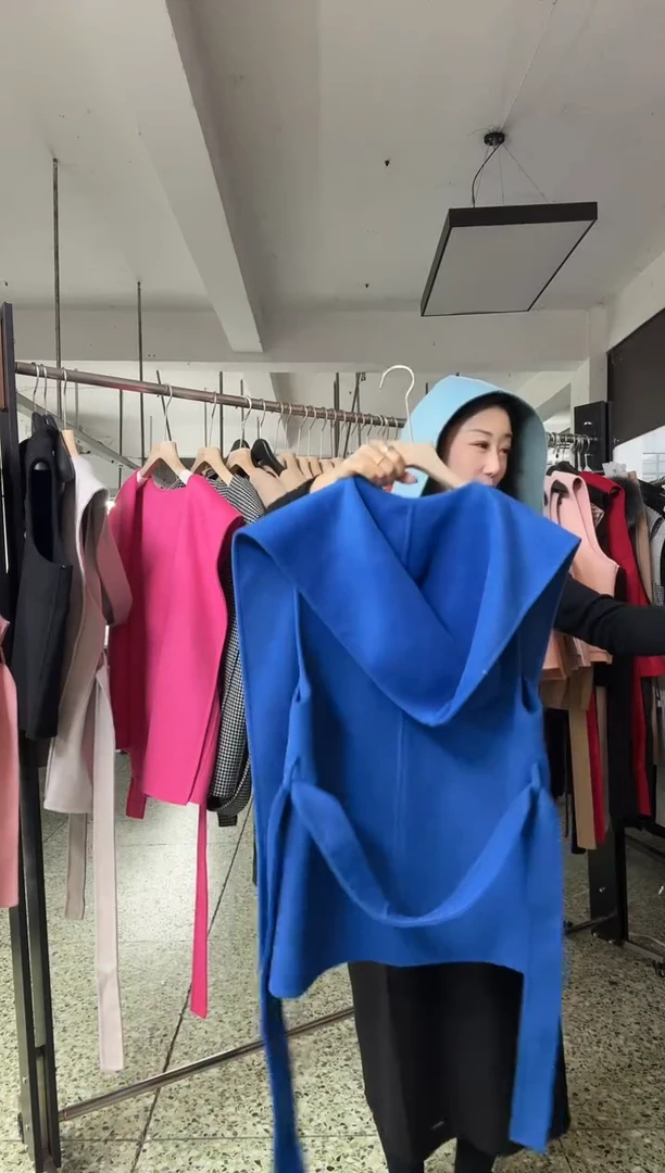 蓝色连帽马甲均码的