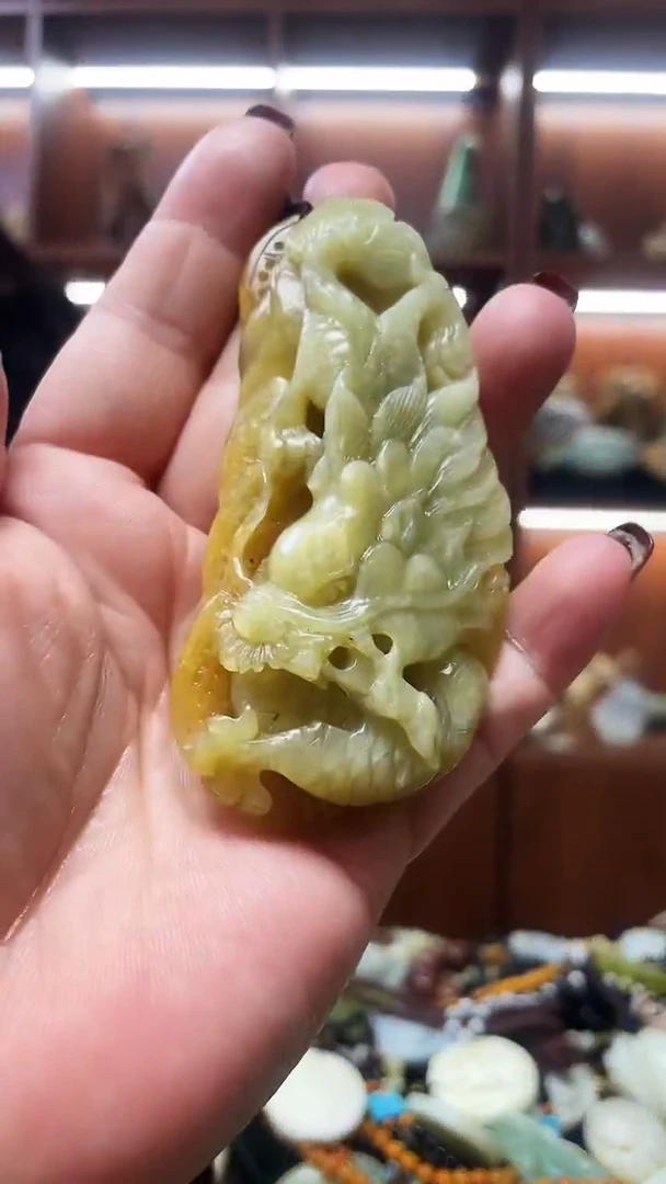 未镶嵌蛇纹石玉吊坠