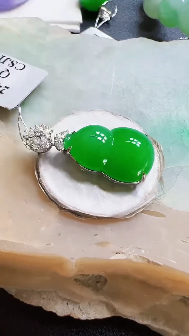 颈饰18K金镶嵌翡翠红*葫芦