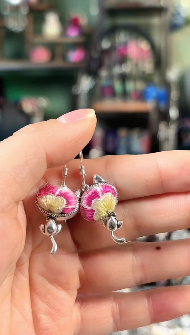 ?彩云南阁非遗老绣饰品566*