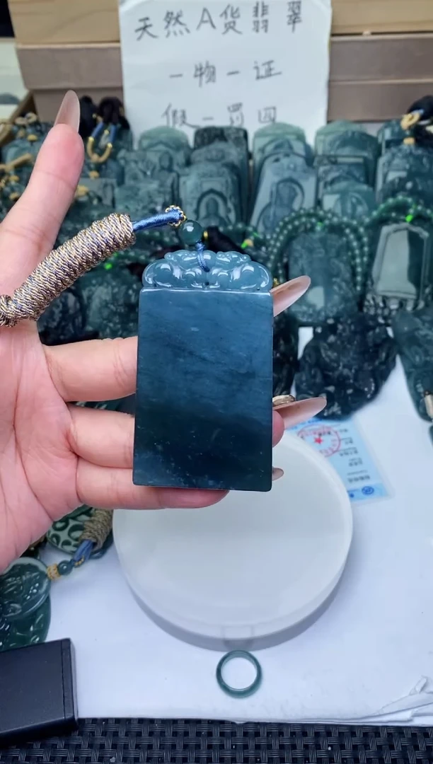 颈饰未镶嵌翡翠