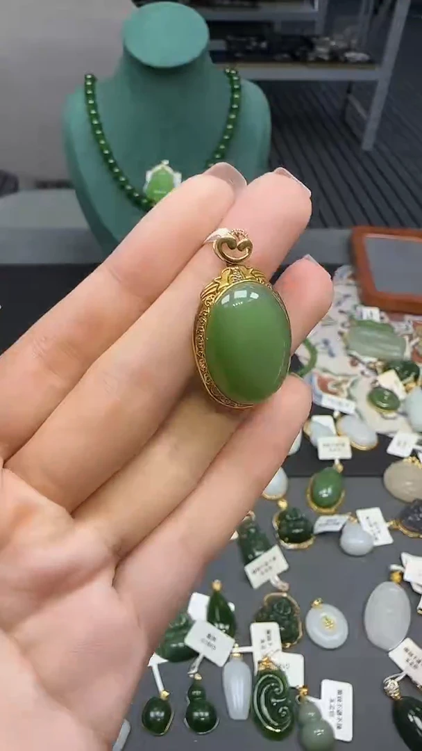 18K金镶嵌和田玉挂件1