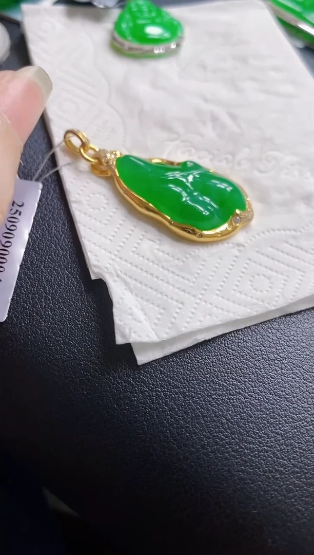 颈饰18K金镶嵌翡翠随型