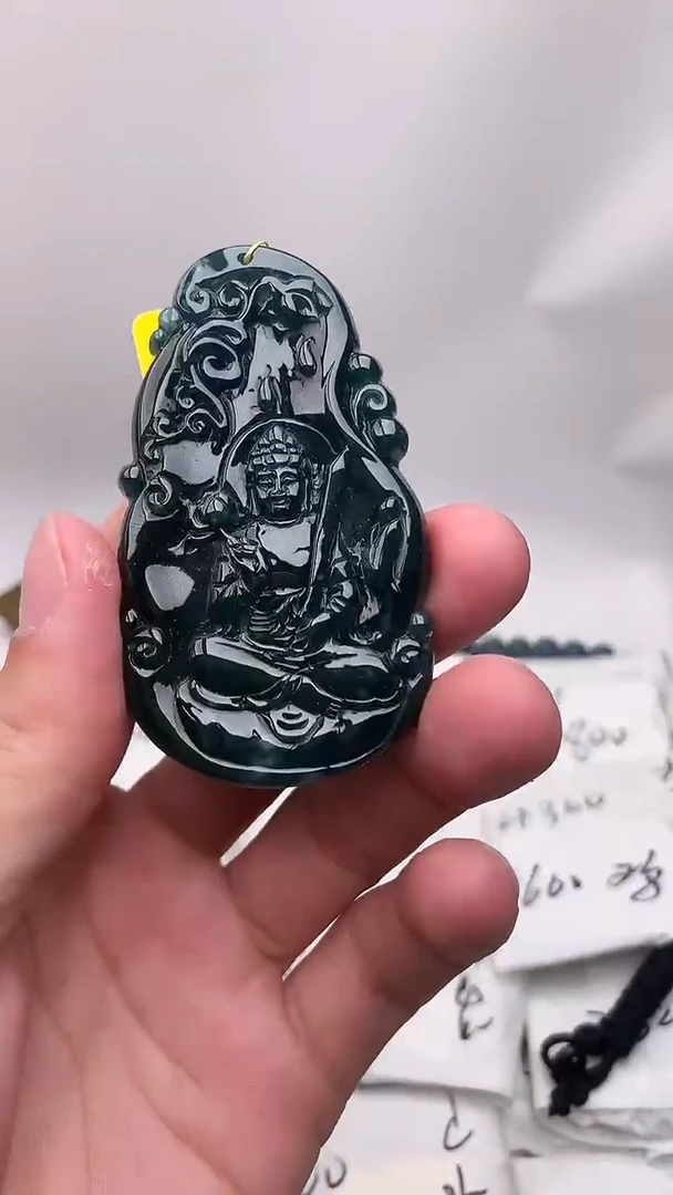 颈饰未镶嵌翡翠虚空藏
