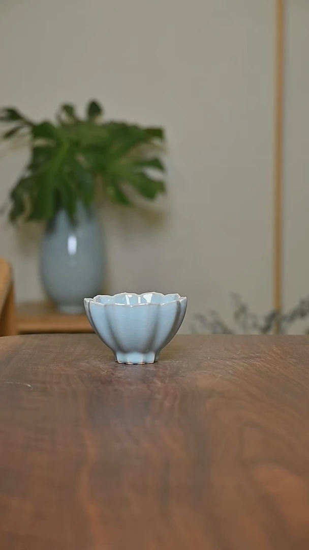 莲花杯 天青 微瑕 无款
