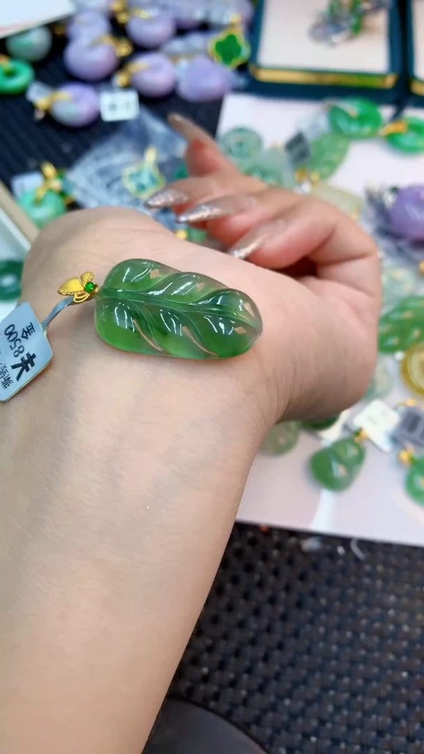 颈饰18K金镶嵌翡翠1