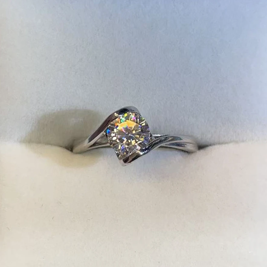 【Vivia】甄选 光壁天使之吻戒指1.0CT