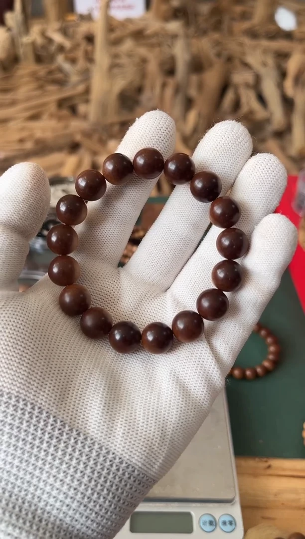 檀香木手串为*正区老山檀 宾利1.2横纹 黑肉 沉水