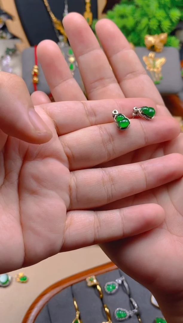 银S925镶嵌翡翠耳饰葫芦耳钉