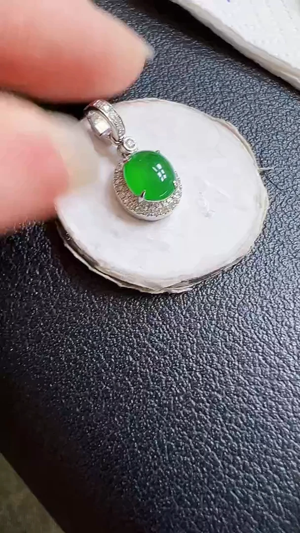 颈饰18K金镶嵌翡翠蛋面