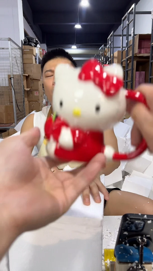 瓷片红色kt抱苹果全身杯