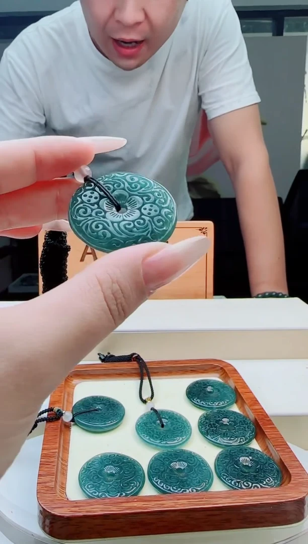 颈饰未镶嵌翡翠多样性发其中一