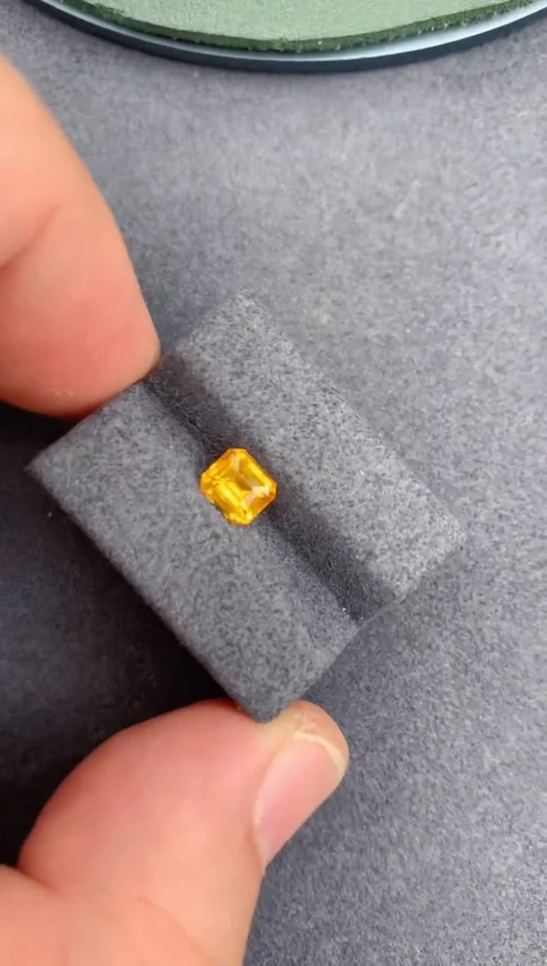 彩色蓝宝石戒指18K金镶嵌1ct 黄色蓝宝石