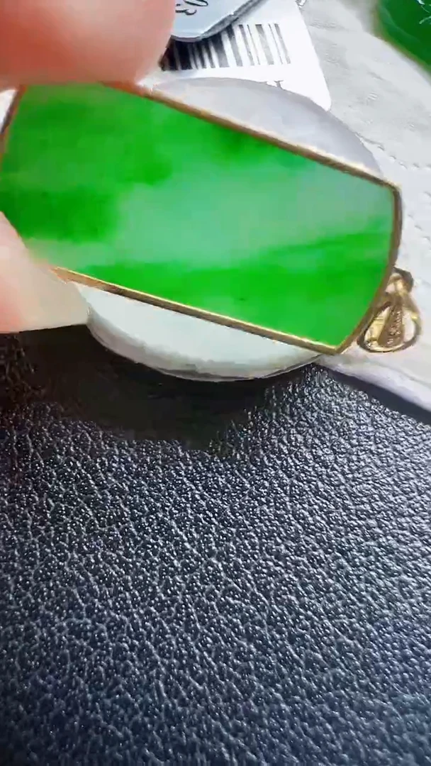 颈饰18K金镶嵌翡翠无事牌