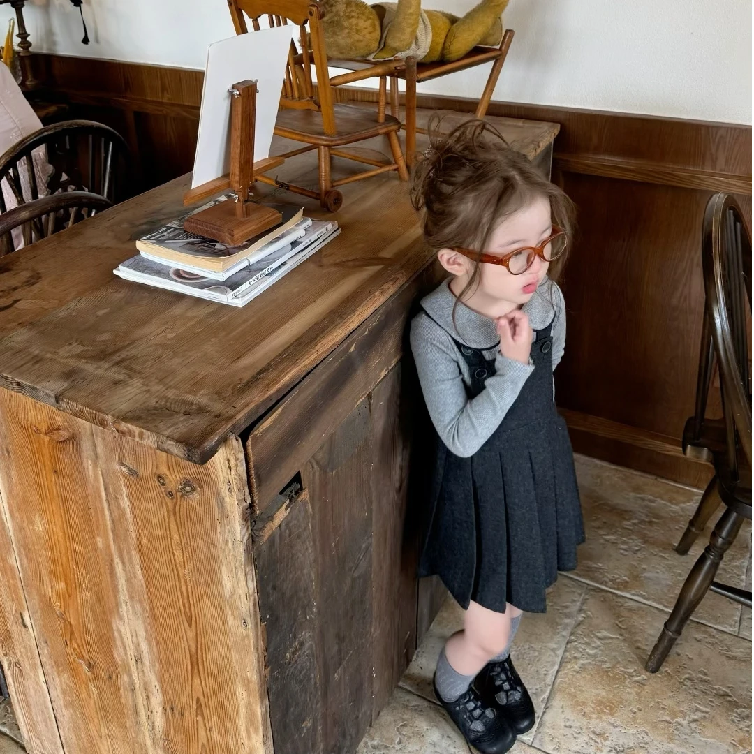 小思家2025秋季新款女童韩版学院风翻领针织打底衫背带百褶裙套装